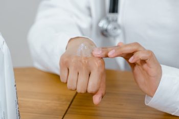Eczema em jovens: Ebglyss anti-IL-13 aprovado 12+